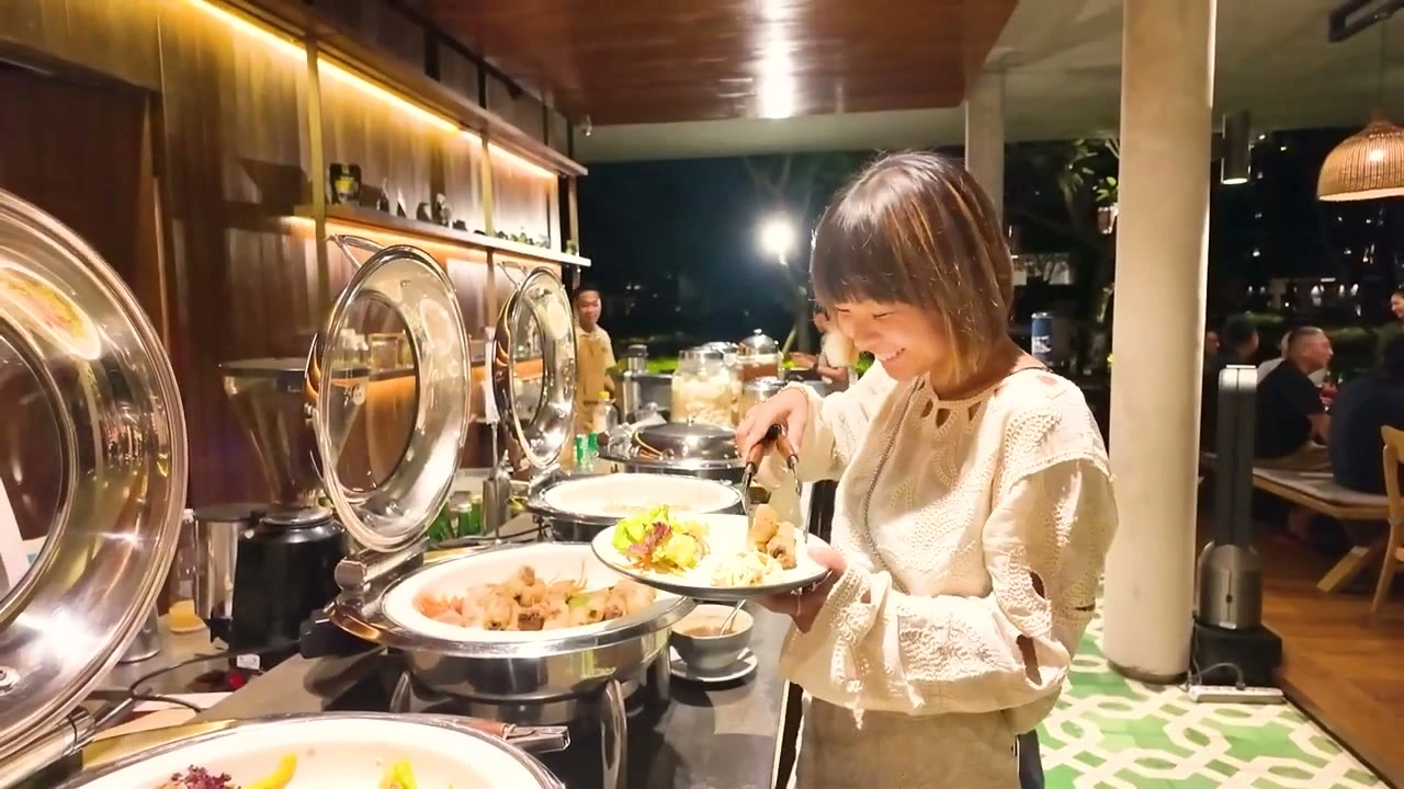 ビュッフェで食事する女性の笑顔｜2025年9月 バリ島ハーレーツーリング — TEAM THE GHOST West Bali