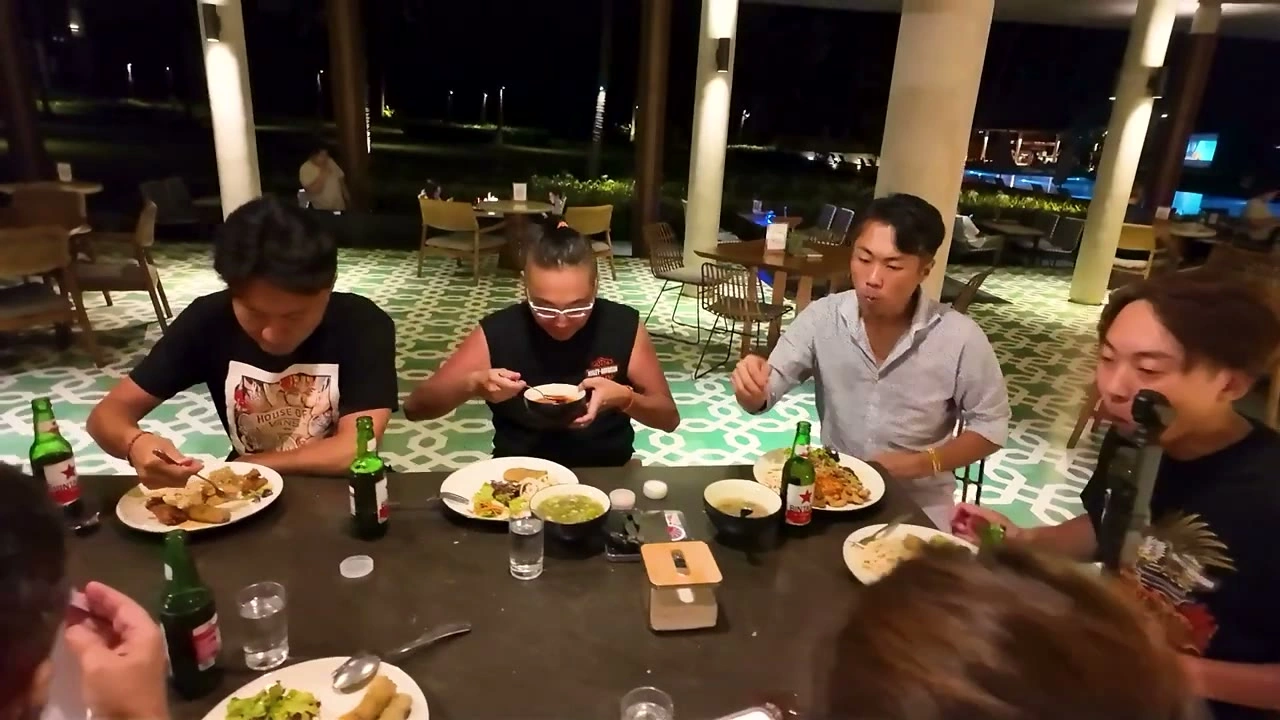 夕食を囲む男性たち｜2025年9月 バリ島ハーレーツーリング — TEAM THE GHOST West Bali