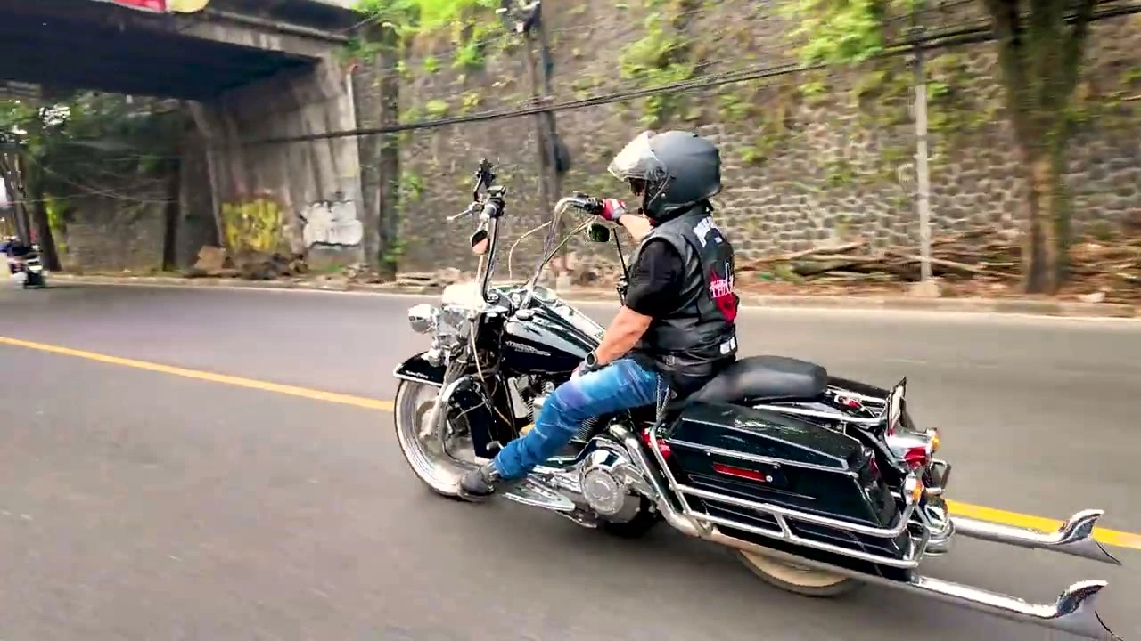 カメラを見て走るライダー｜2025年10月 バリ島ハーレーツーリング — TEAM THE GHOST West Bali