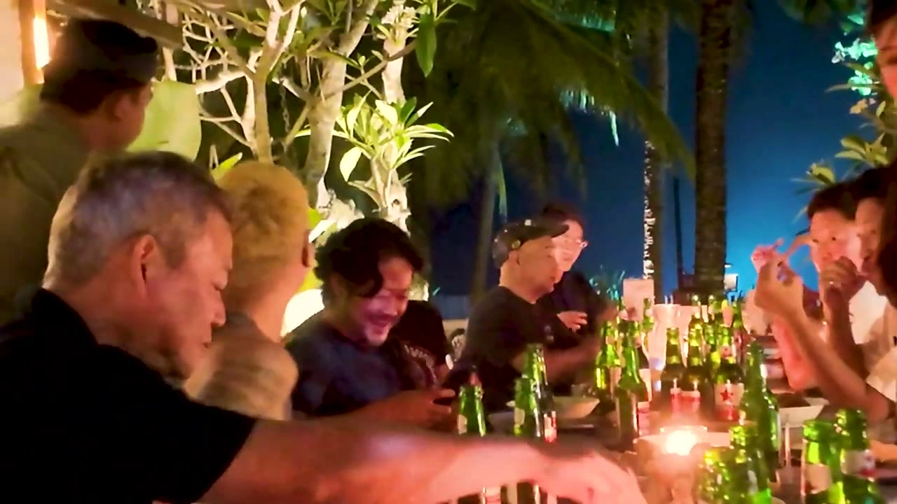 ディナーで年配メンバーと乾杯｜2025年10月 バリ島ハーレーツーリング — TEAM THE GHOST West Bali