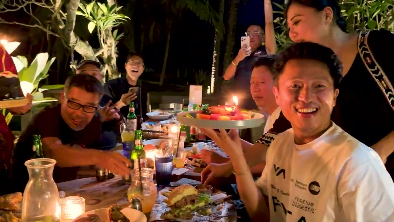 眼鏡の男性と男性が笑顔｜2025年10月 バリ島ハーレーツーリング — TEAM THE GHOST West Bali