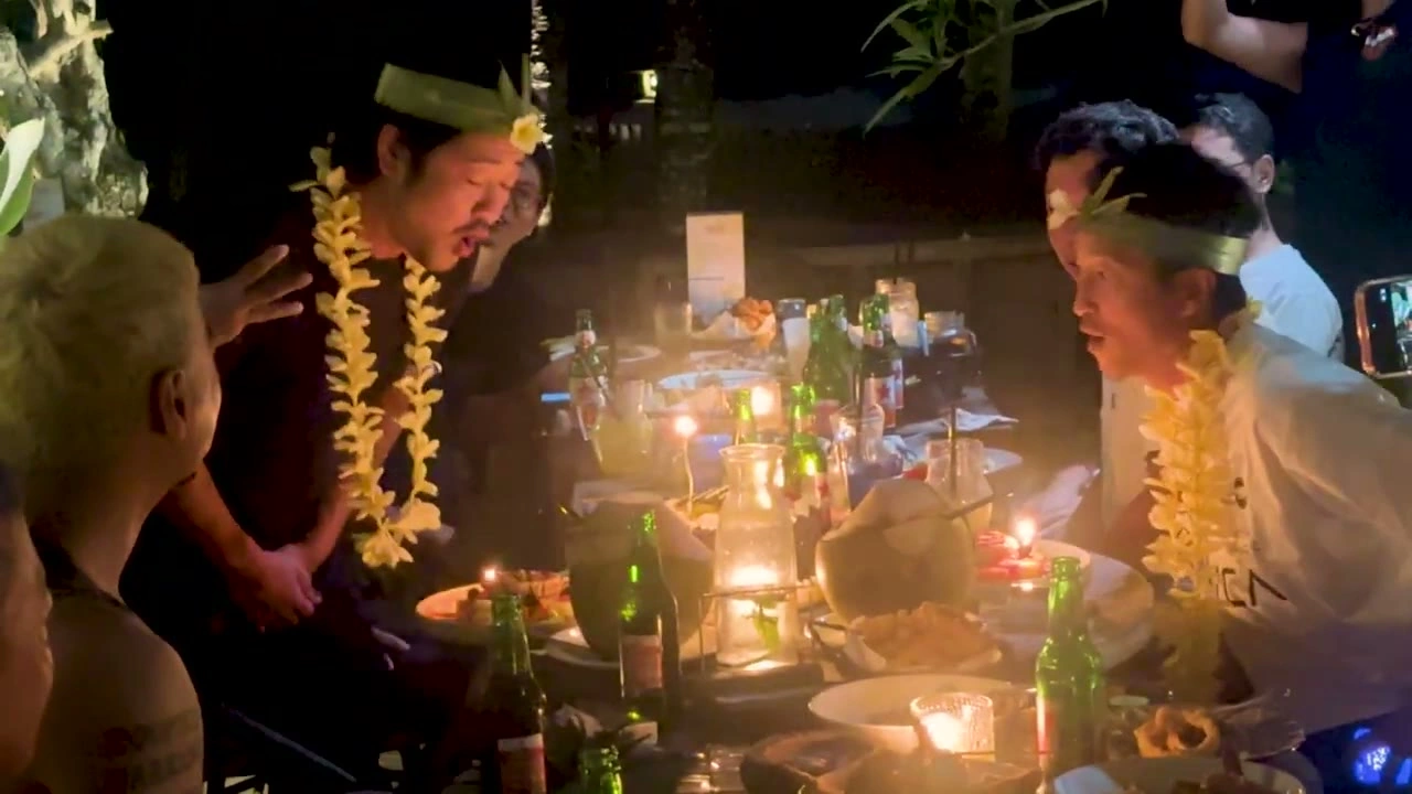 レイを付けてキャンドルの中で乾杯｜2025年10月 バリ島ハーレーツーリング — TEAM THE GHOST West Bali