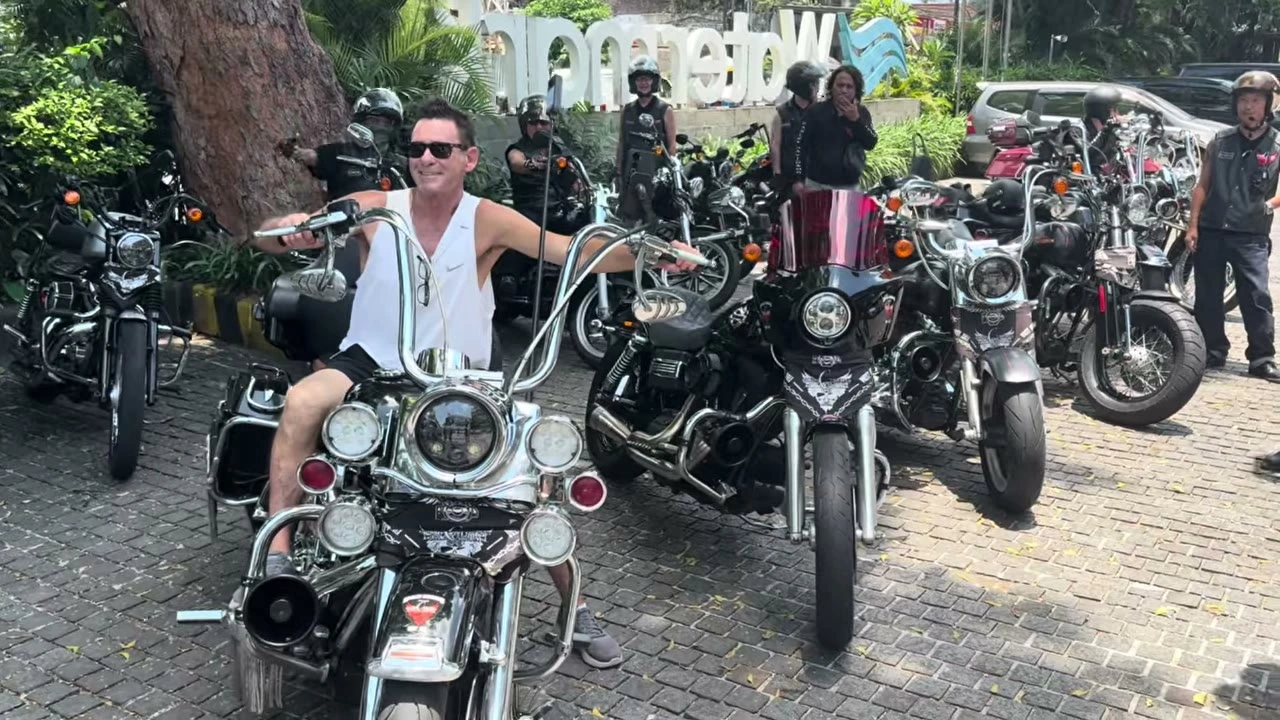 バイクにまたがり両手を上げるライダー｜2025年10月 バリ島ハーレーツーリング — TEAM THE GHOST West Bali