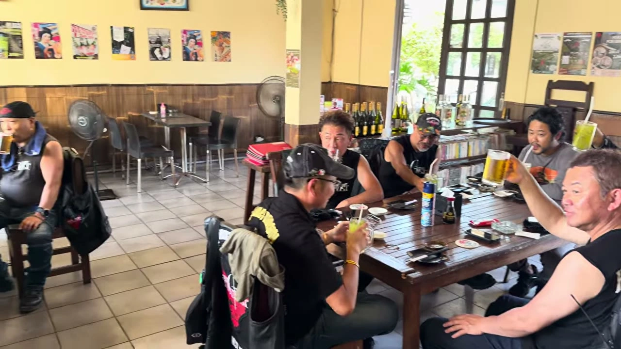 店内でメンバーが談笑｜2025年10月 バリ島ハーレーツーリング — TEAM THE GHOST West Bali