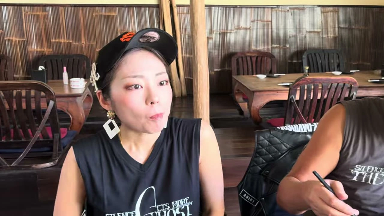バンダナの女性メンバー（食事）｜2025年10月 バリ島ハーレーツーリング — TEAM THE GHOST West Bali