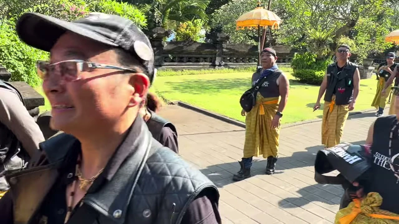キャップと眼鏡の男性の顔アップ｜2025年10月 バリ島ハーレーツーリング — TEAM THE GHOST West Bali