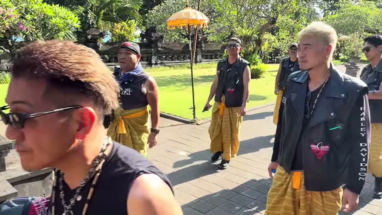 サングラスの男性がサロン姿で歩く｜2025年10月 バリ島ハーレーツーリング — TEAM THE GHOST West Bali
