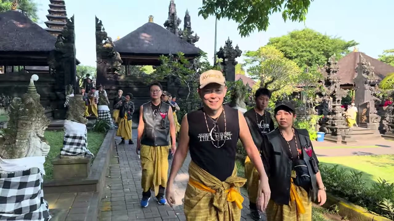 寺院でキャップの男性が笑顔｜2025年10月 バリ島ハーレーツーリング — TEAM THE GHOST West Bali
