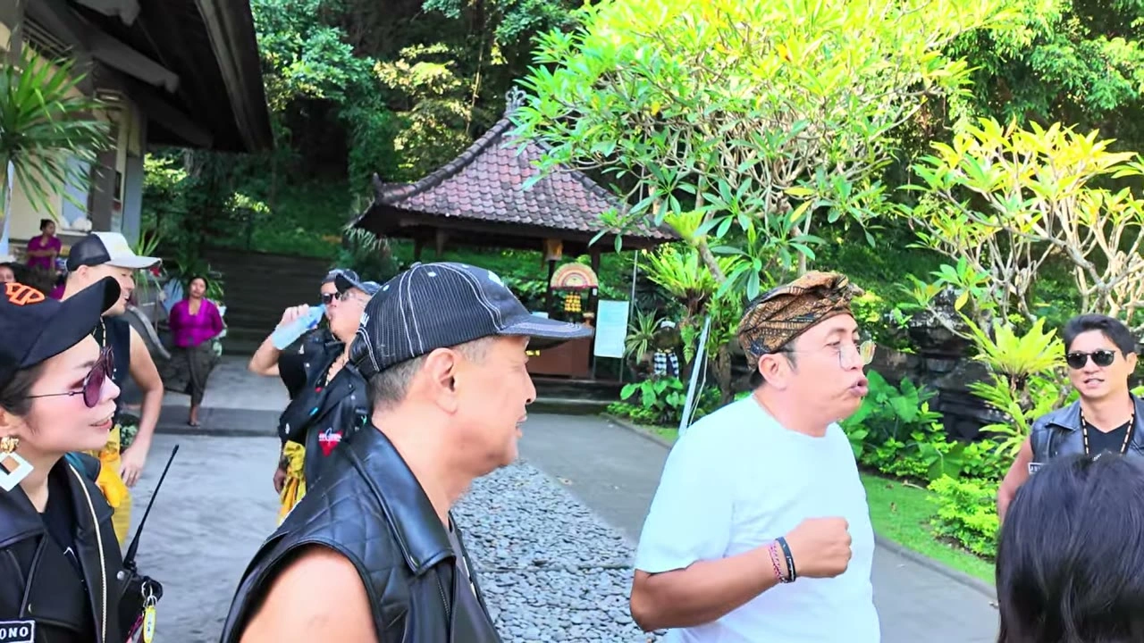 寺院でメンバーが談笑｜2025年10月 バリ島ハーレーツーリング — TEAM THE GHOST West Bali