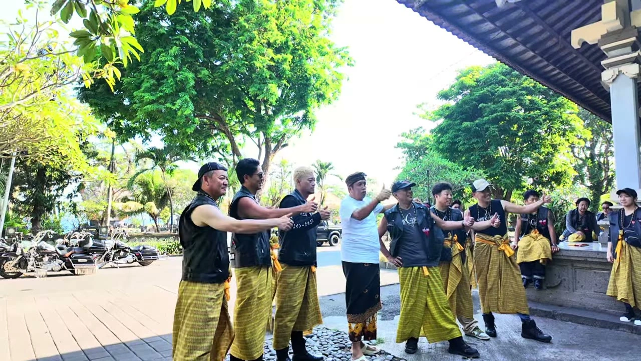 寺院でメンバーが抱き合い挨拶｜2025年10月 バリ島ハーレーツーリング — TEAM THE GHOST West Bali