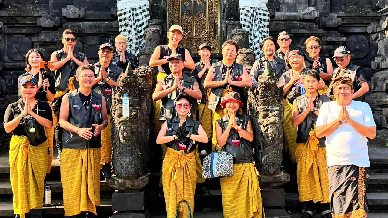 黄色いサロンで全員の集合写真（合掌）｜2025年10月 バリ島ハーレーツーリング — TEAM THE GHOST West Bali