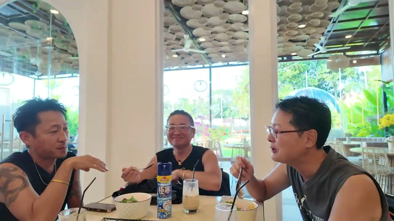 テーブルで3人の男性が語り合う｜2025年10月 バリ島ハーレーツーリング — TEAM THE GHOST West Bali