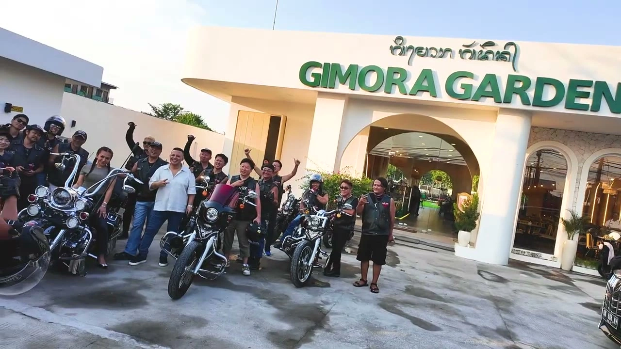 GIMORA前でバイクを囲み腕を上げるメンバー｜2025年10月 バリ島ハーレーツーリング — TEAM THE GHOST West Bali