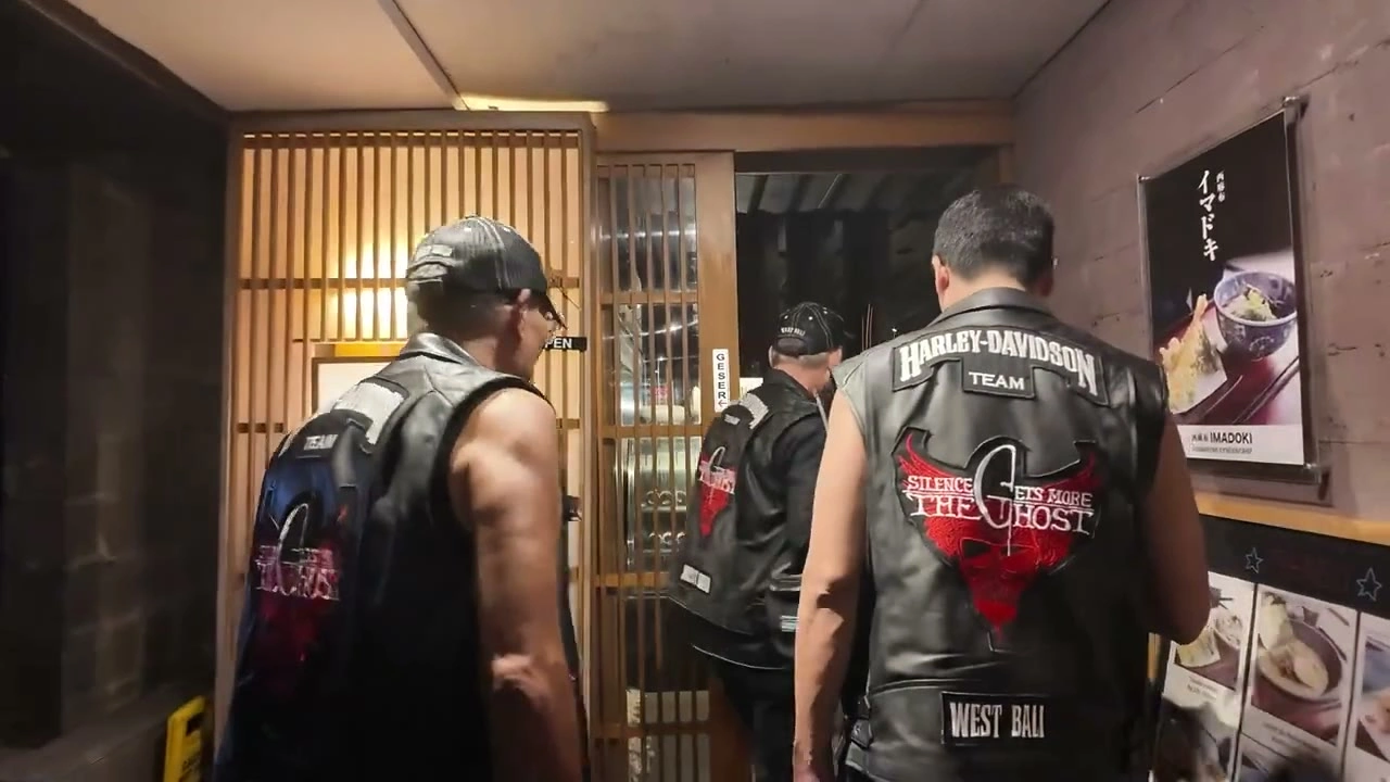 THE GHOSTベストで居酒屋に入る｜2025年10月 バリ島ハーレーツーリング — TEAM THE GHOST West Bali