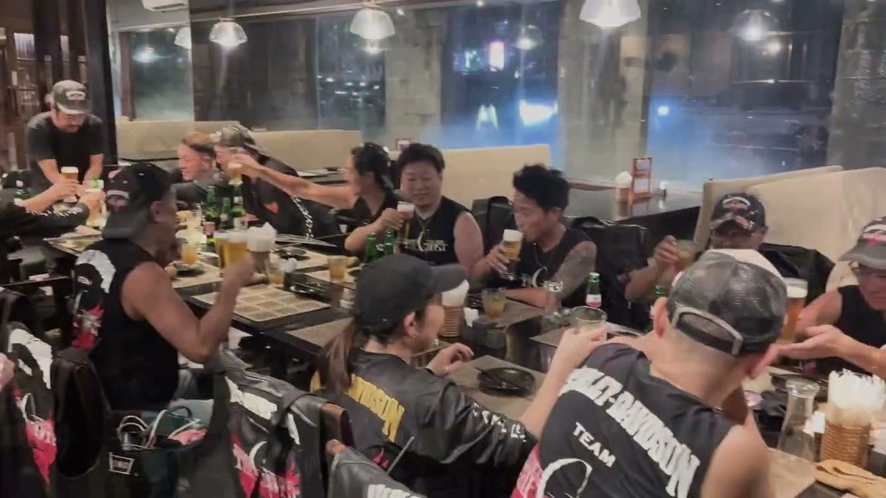 居酒屋のテーブルで料理に手を伸ばす｜2025年10月 バリ島ハーレーツーリング — TEAM THE GHOST West Bali
