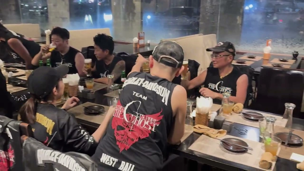 ビールを前に居酒屋で談笑｜2025年10月 バリ島ハーレーツーリング — TEAM THE GHOST West Bali