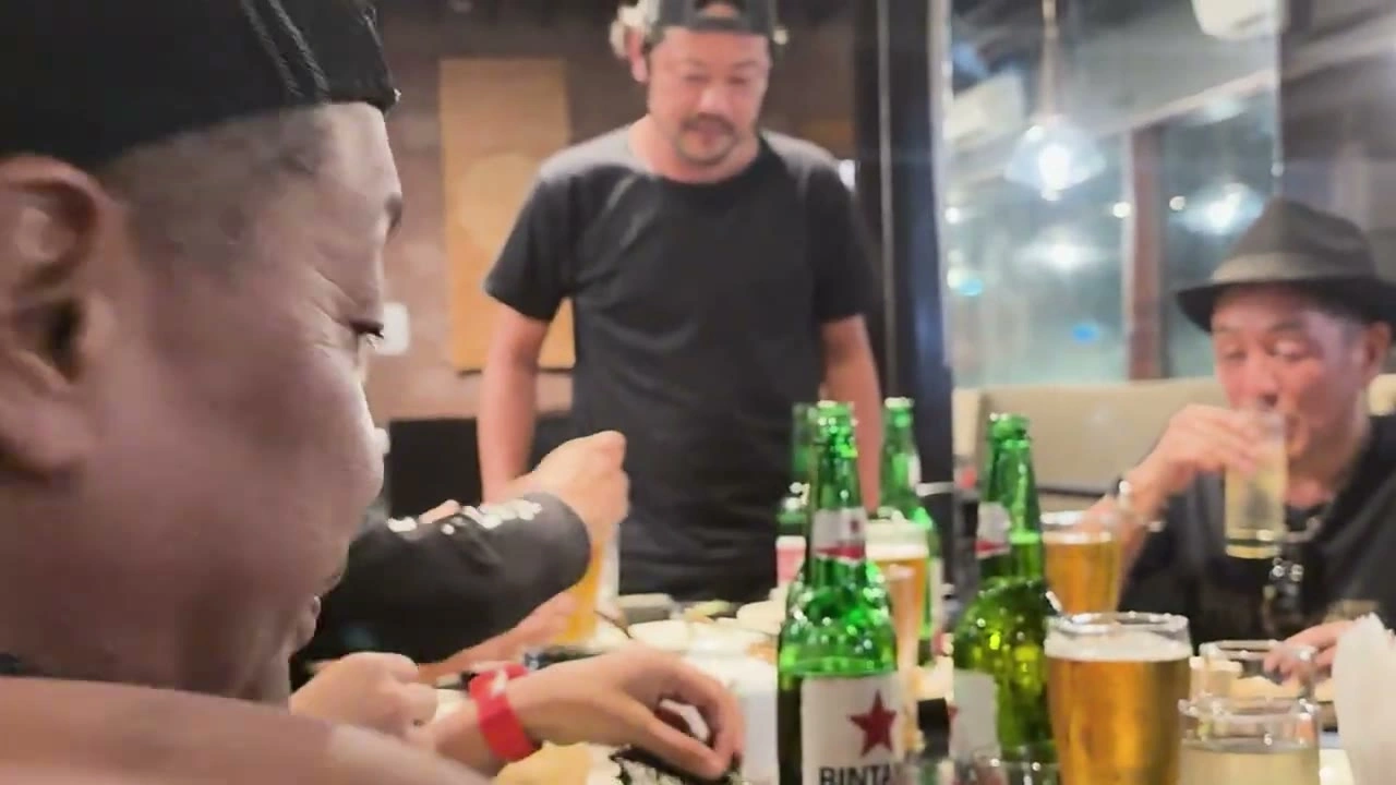 年配メンバーとキャップの男性が食事｜2025年10月 バリ島ハーレーツーリング — TEAM THE GHOST West Bali