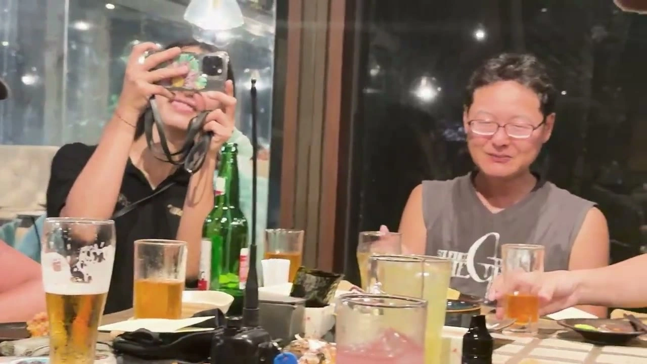 2人の男性がスマホを手に笑顔｜2025年10月 バリ島ハーレーツーリング — TEAM THE GHOST West Bali