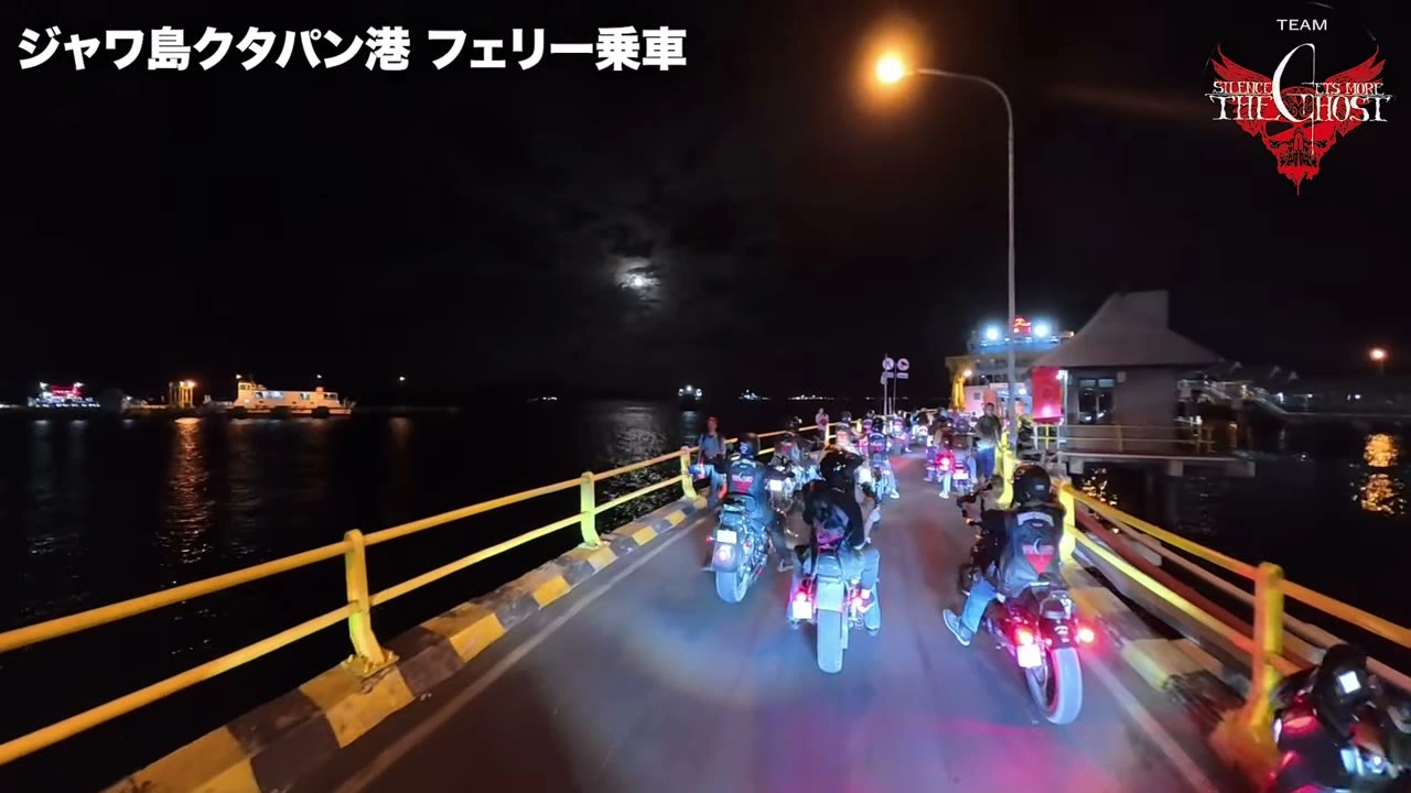 夜のフェリー甲板に並ぶハーレーのライト｜2025年10月 バリ島ハーレーツーリング — TEAM THE GHOST West Bali