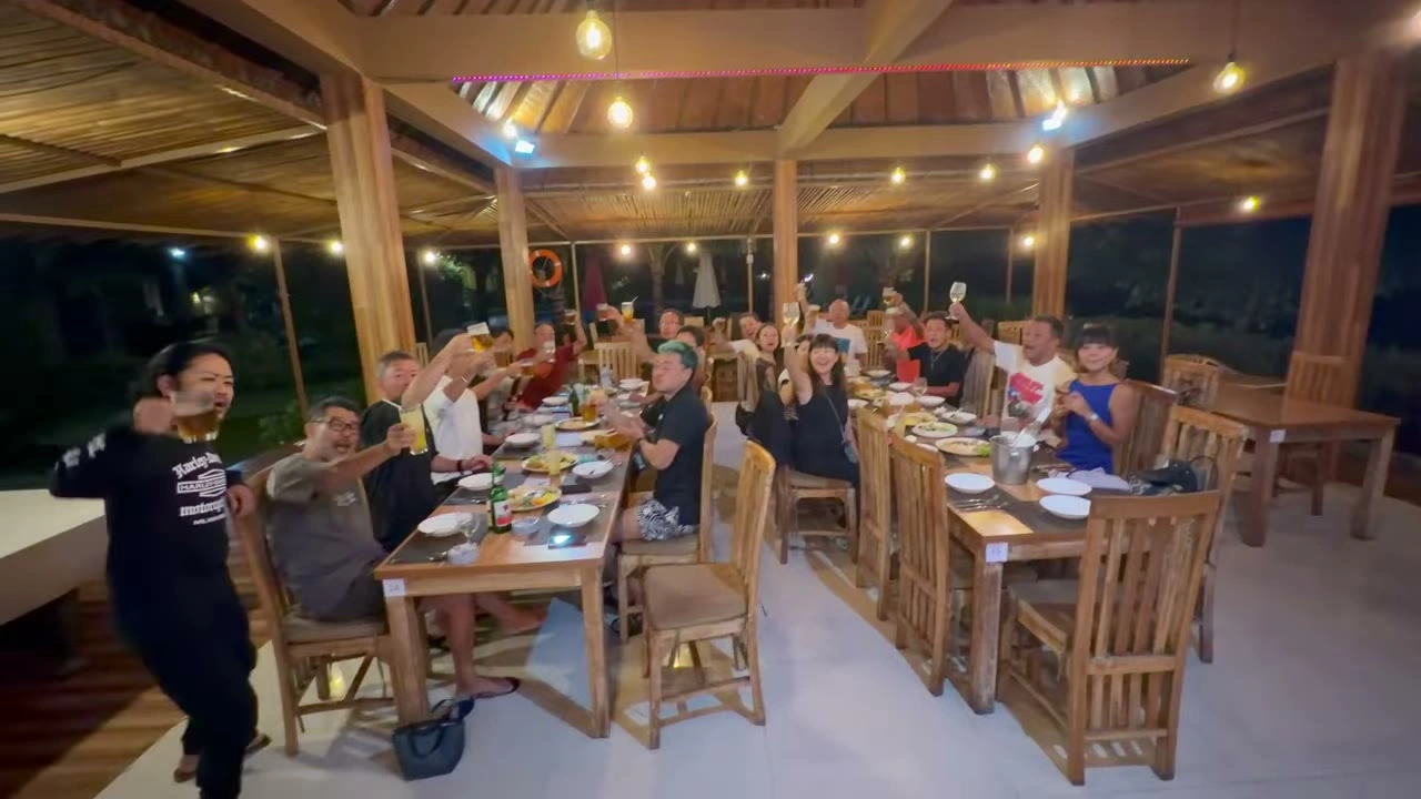 夜の宴会・長テーブルの全景｜2025年11月 バリ島ハーレーツーリング — TEAM THE GHOST West Bali