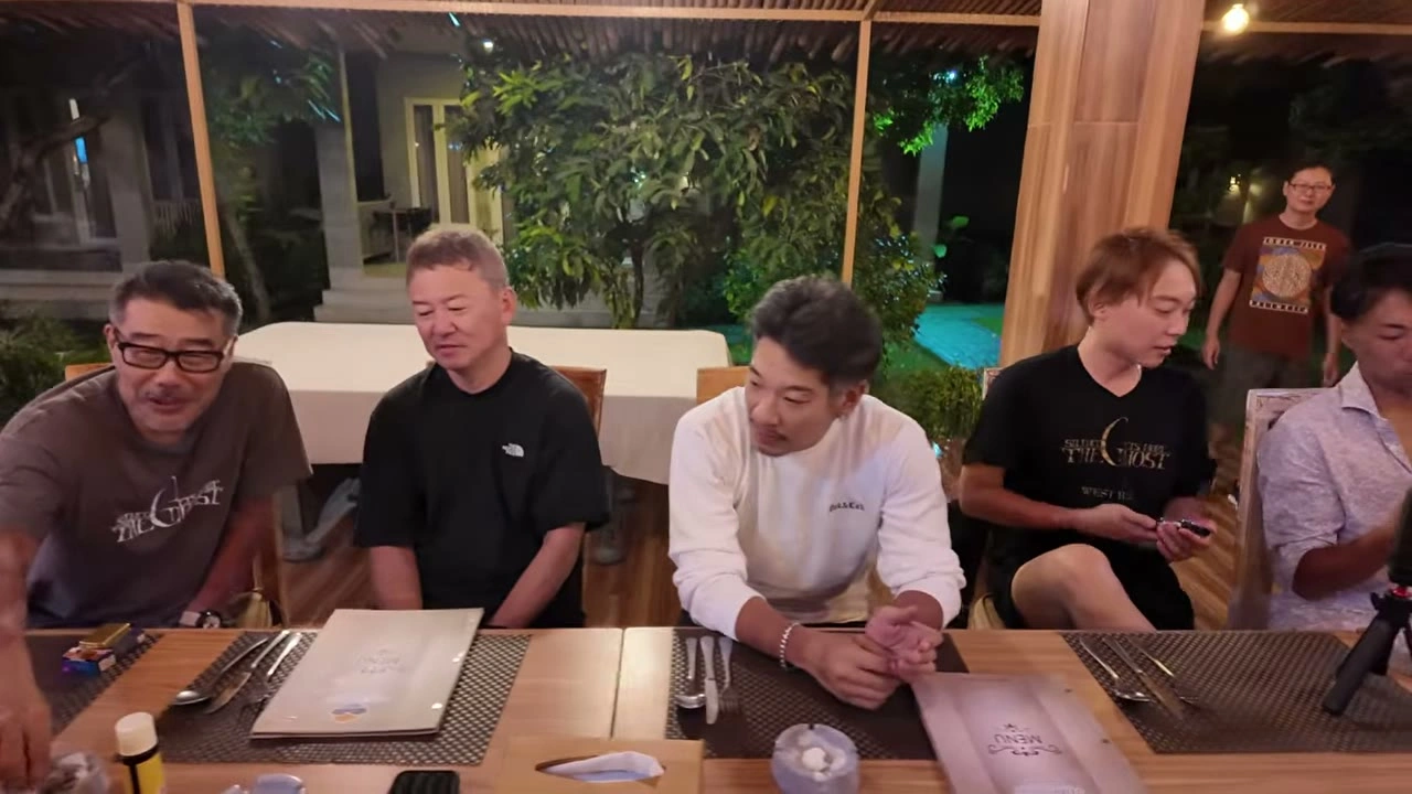 ディナーで3人の男性が語り合う｜2025年11月 バリ島ハーレーツーリング — TEAM THE GHOST West Bali