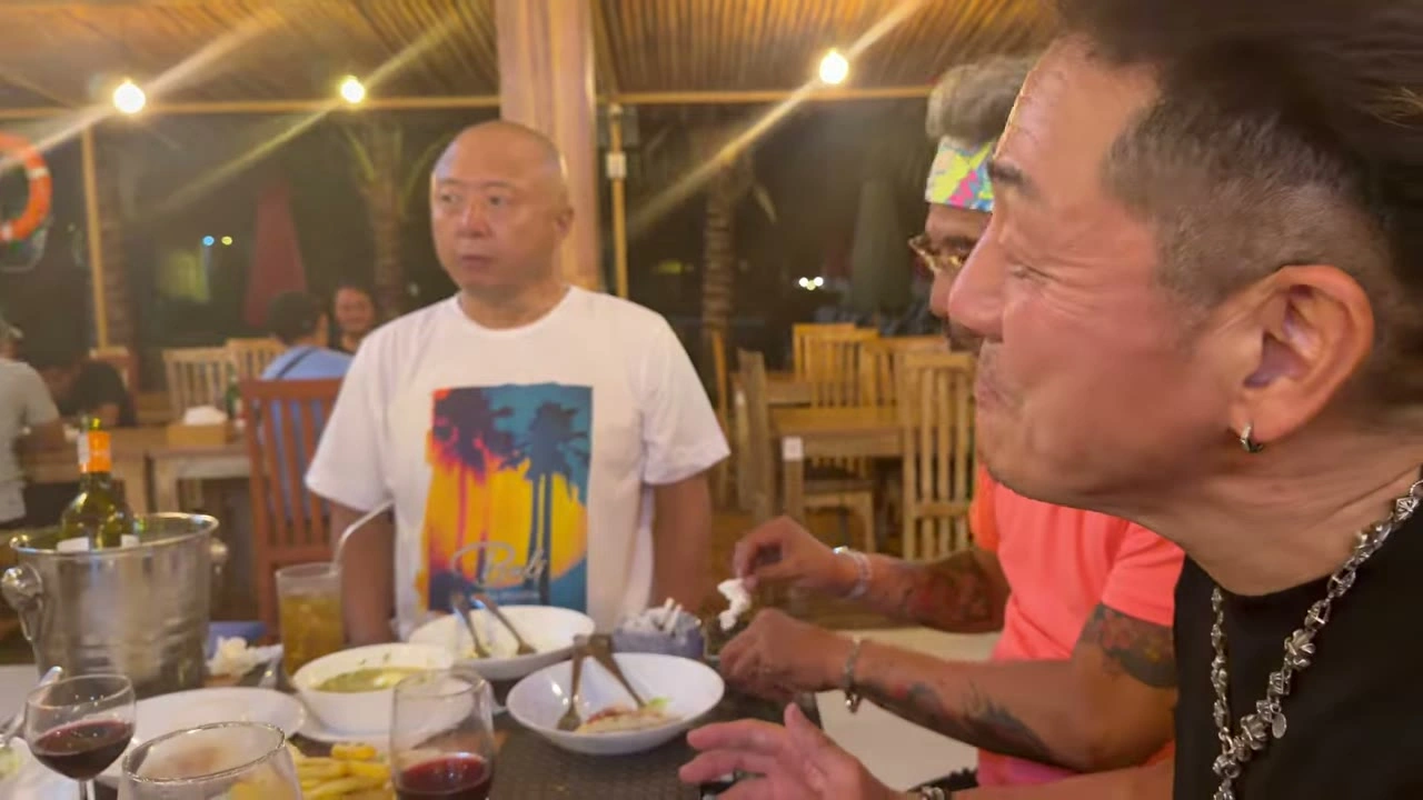 2人の男性が温かく食事する場面｜2025年11月 バリ島ハーレーツーリング — TEAM THE GHOST West Bali