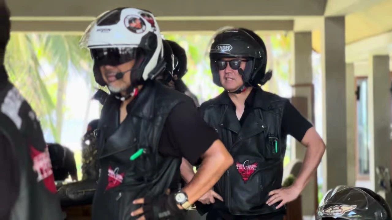 女性と男性が腰に手を当ててポーズ・笑顔｜2025年11月 バリ島ハーレーツーリング — TEAM THE GHOST West Bali