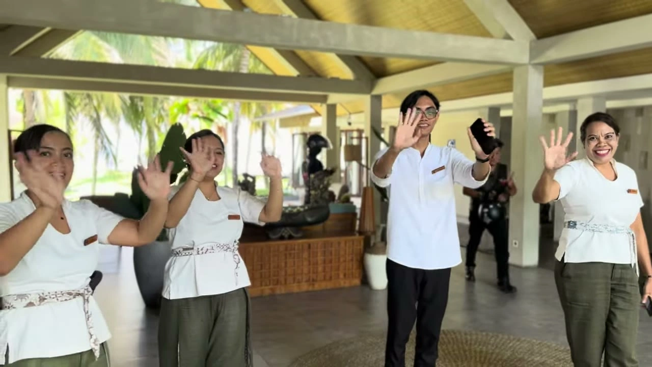 スタッフが笑顔で手を振るお見送り｜2025年11月 バリ島ハーレーツーリング — TEAM THE GHOST West Bali