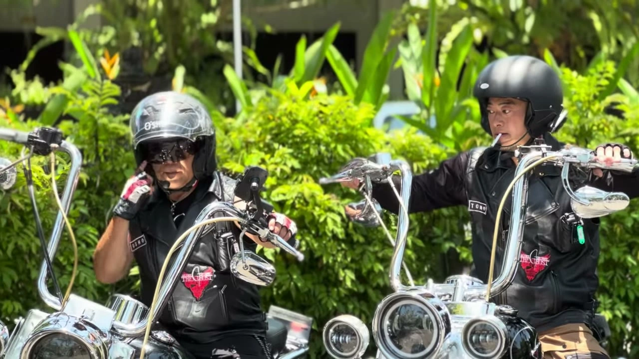 バイクに2人乗りで1人がカメラに笑顔｜2025年11月 バリ島ハーレーツーリング — TEAM THE GHOST West Bali