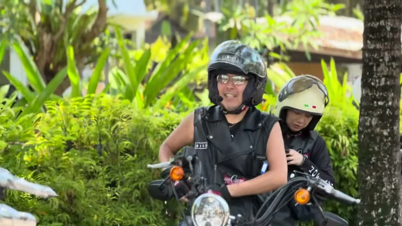 ヘルメット姿のカップルがバイクで笑顔｜2025年11月 バリ島ハーレーツーリング — TEAM THE GHOST West Bali
