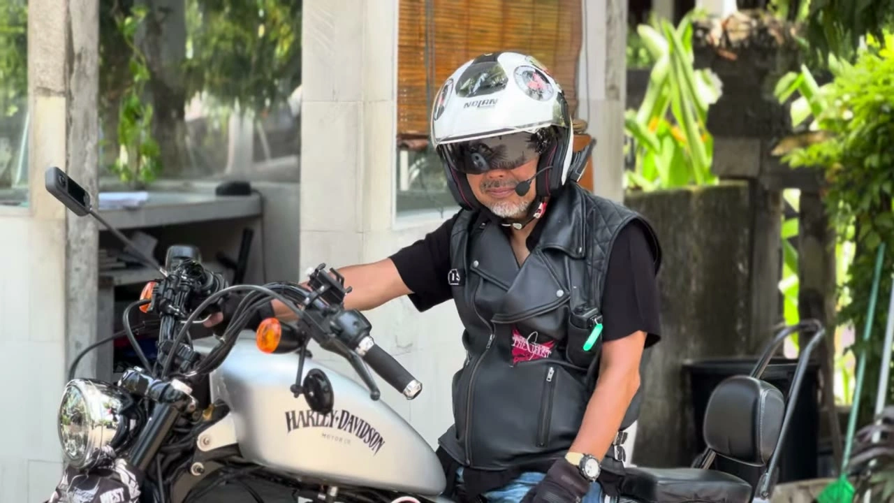 白いバイクにまたがり笑顔のメンバー｜2025年11月 バリ島ハーレーツーリング — TEAM THE GHOST West Bali