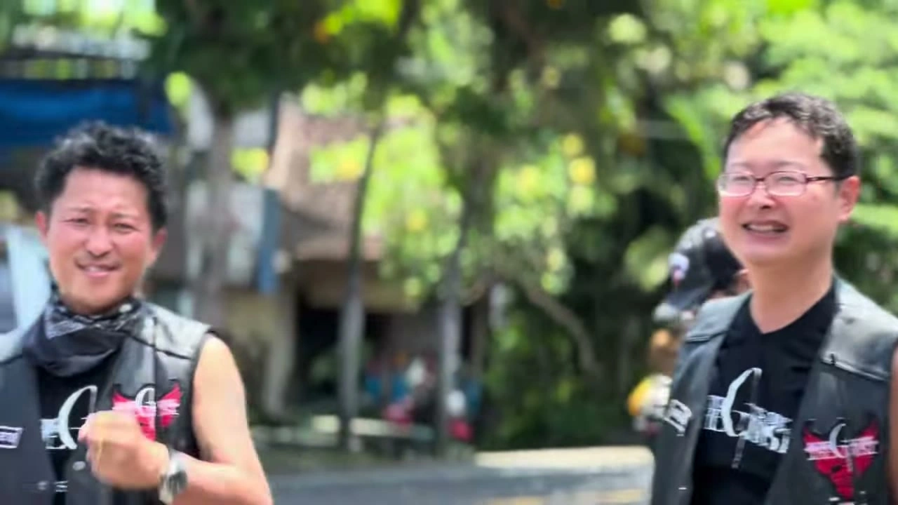 2人の男性が大笑い｜2025年11月 バリ島ハーレーツーリング — TEAM THE GHOST West Bali