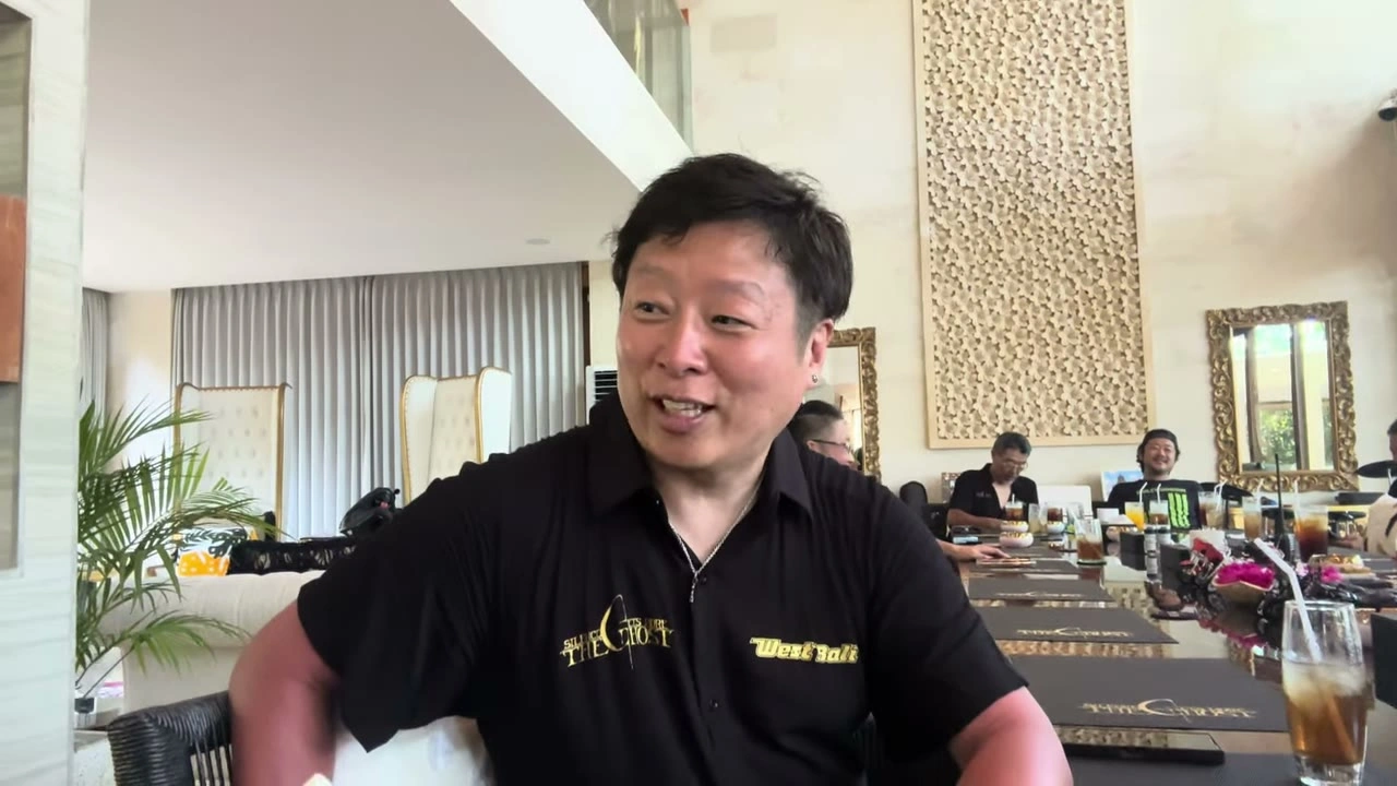 黒ポロシャツの男性が満面の笑み｜2025年11月 バリ島ハーレーツーリング — TEAM THE GHOST West Bali
