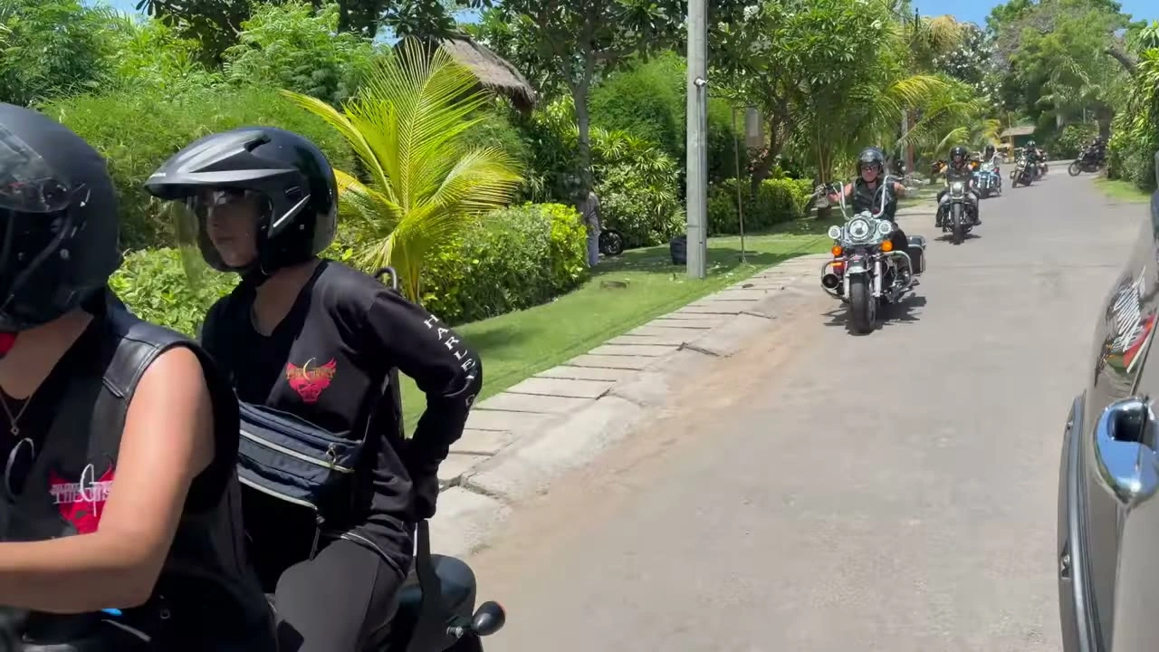 隣を走るライダーのアップ｜2025年11月 バリ島ハーレーツーリング — TEAM THE GHOST West Bali