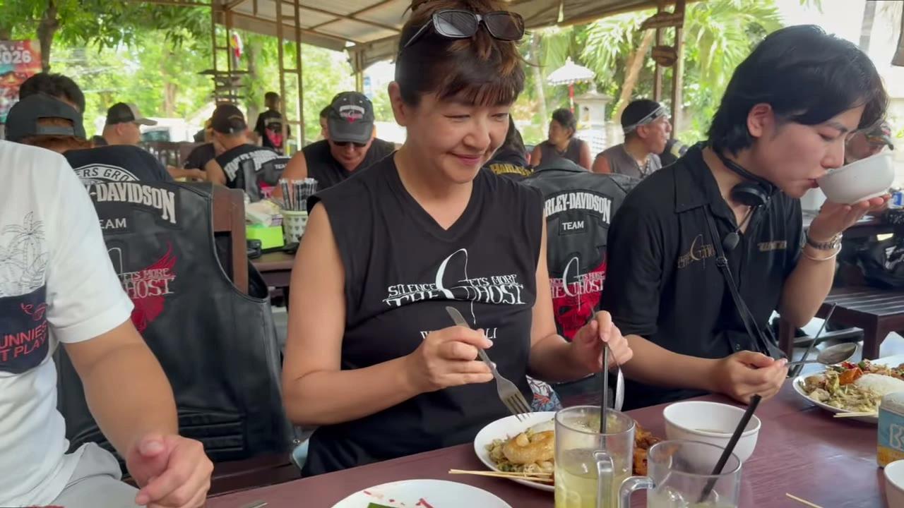 ローカル食堂で女性メンバー2人が食事｜2025年11月 バリ島ハーレーツーリング — TEAM THE GHOST West Bali