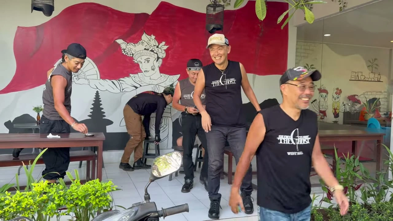 キャップの男性が指差して笑う｜2025年11月 バリ島ハーレーツーリング — TEAM THE GHOST West Bali