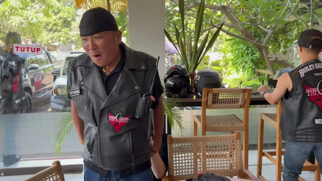 カフェで笑顔の男性の横顔｜2025年11月 バリ島ハーレーツーリング — TEAM THE GHOST West Bali