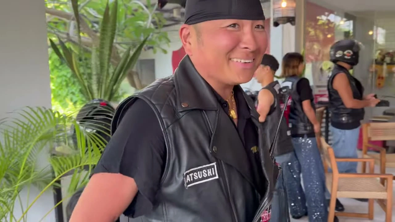 黒ベストにキャップの男性が満面の笑み｜2025年11月 バリ島ハーレーツーリング — TEAM THE GHOST West Bali