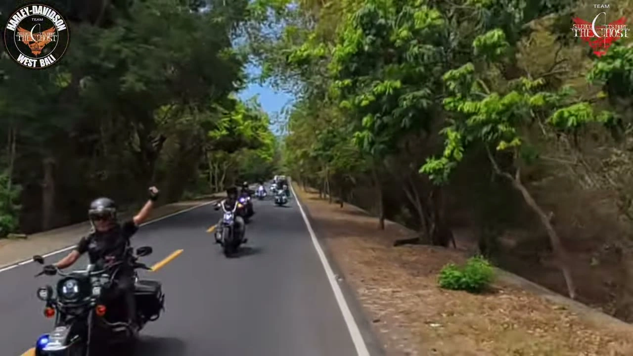 ジャワの道・手を上げて対向してくるライダー｜2025年11月 バリ島ハーレーツーリング — TEAM THE GHOST West Bali