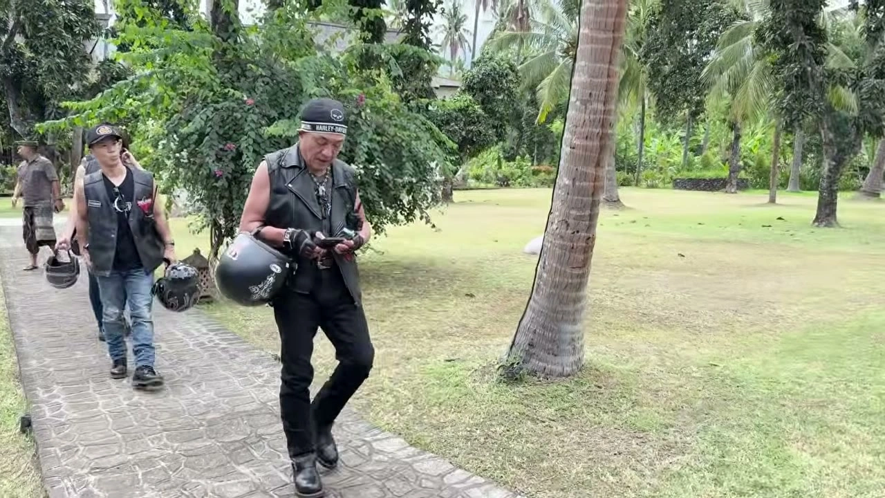 ヘルメットを手に歩く2人のメンバー｜2025年11月 バリ島ハーレーツーリング — TEAM THE GHOST West Bali