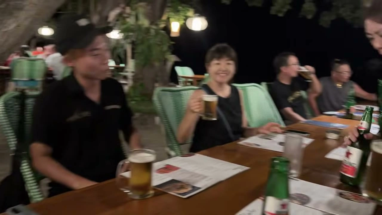 ビール片手にグループでディナー｜2025年11月 バリ島ハーレーツーリング — TEAM THE GHOST West Bali