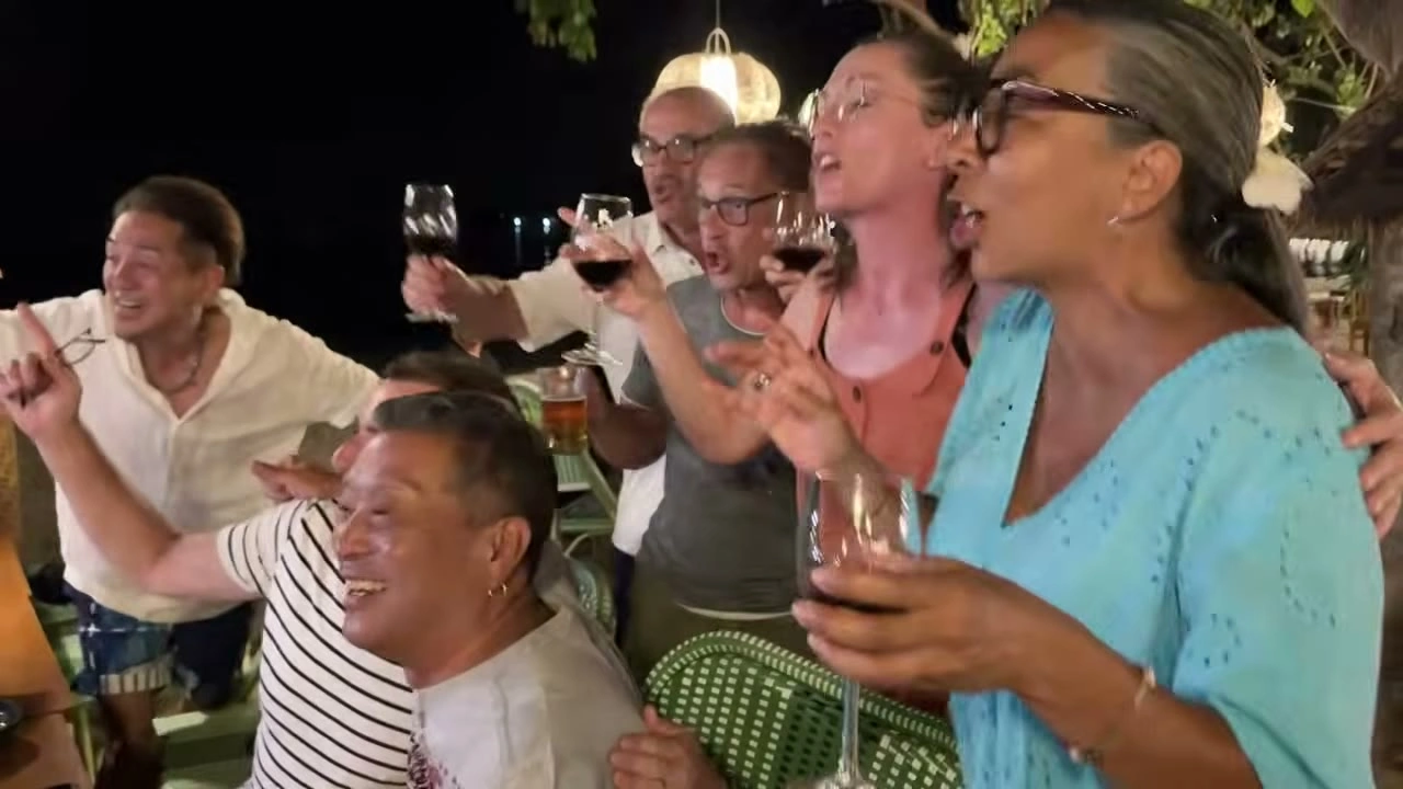 ワイングラスを掲げて乾杯・満面の笑み｜2025年11月 バリ島ハーレーツーリング — TEAM THE GHOST West Bali