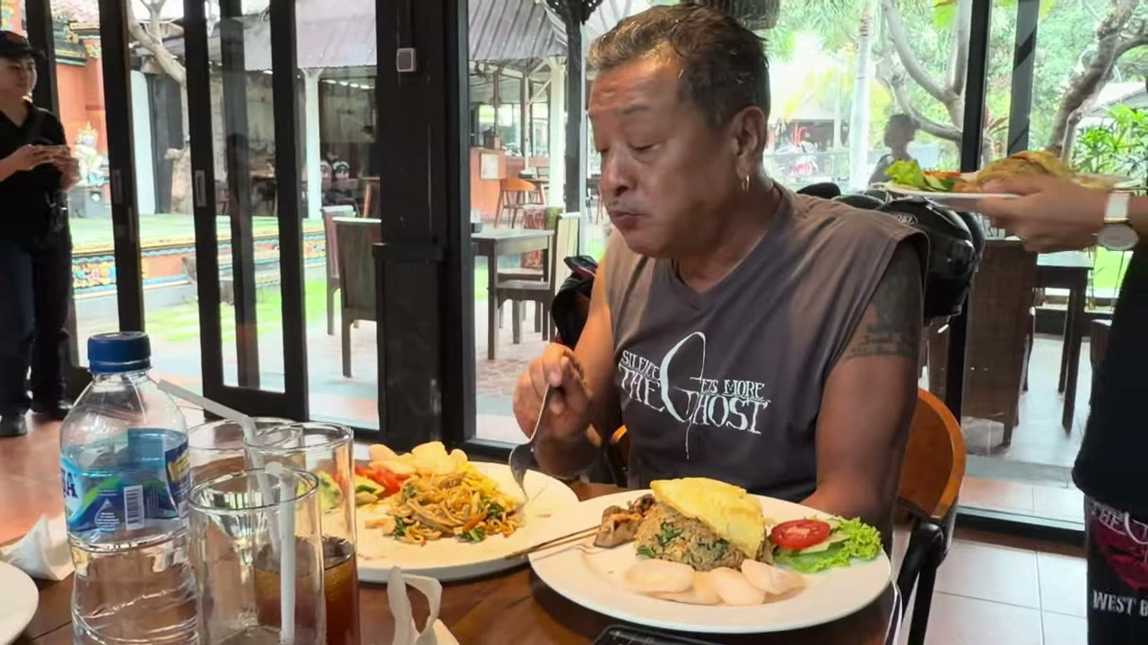 食事するメンバー（THE GHOST）｜2025年12月 バリ島ハーレーツーリング — TEAM THE GHOST West Bali