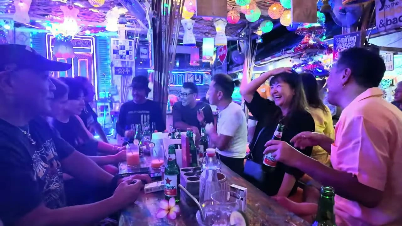 夜のバーでテーブル談笑｜2025年12月 バリ島ハーレーツーリング — TEAM THE GHOST West Bali