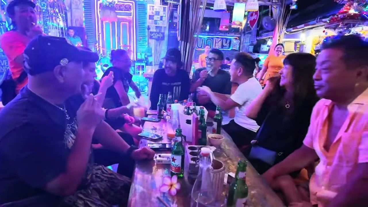 夜のバーで乾杯｜2025年12月 バリ島ハーレーツーリング — TEAM THE GHOST West Bali