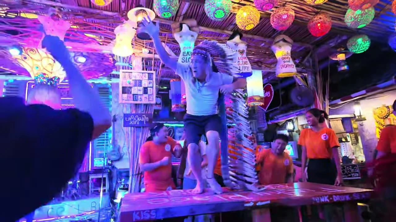 テーブルの上で踊り盛り上がる夜宴｜2025年12月 バリ島ハーレーツーリング — TEAM THE GHOST West Bali