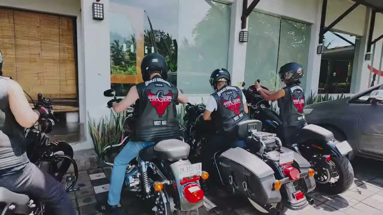 会場に並んだバイクとメンバー（集合）｜2025年12月 バリ島ハーレーツーリング — TEAM THE GHOST West Bali