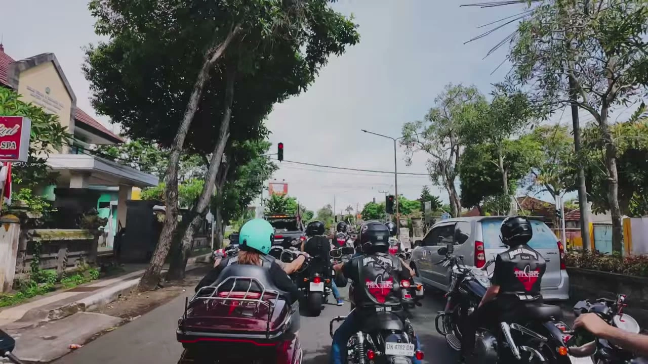 街を走り抜けるチーム隊列｜2025年12月 バリ島ハーレーツーリング — TEAM THE GHOST West Bali