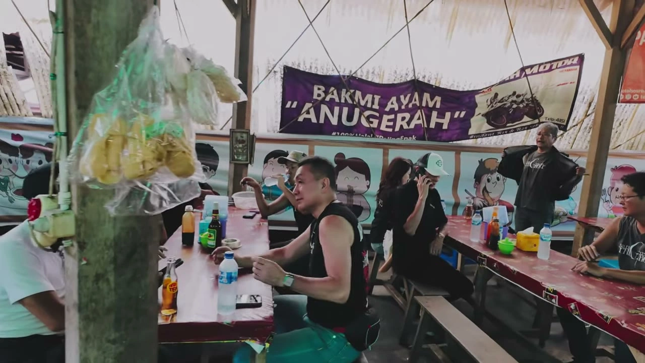 バクミ・アヤムの食堂で食事｜2025年12月 バリ島ハーレーツーリング — TEAM THE GHOST West Bali