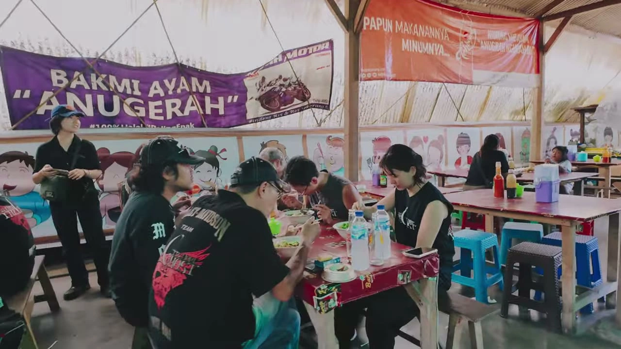 食堂のテーブルを囲む面々｜2025年12月 バリ島ハーレーツーリング — TEAM THE GHOST West Bali